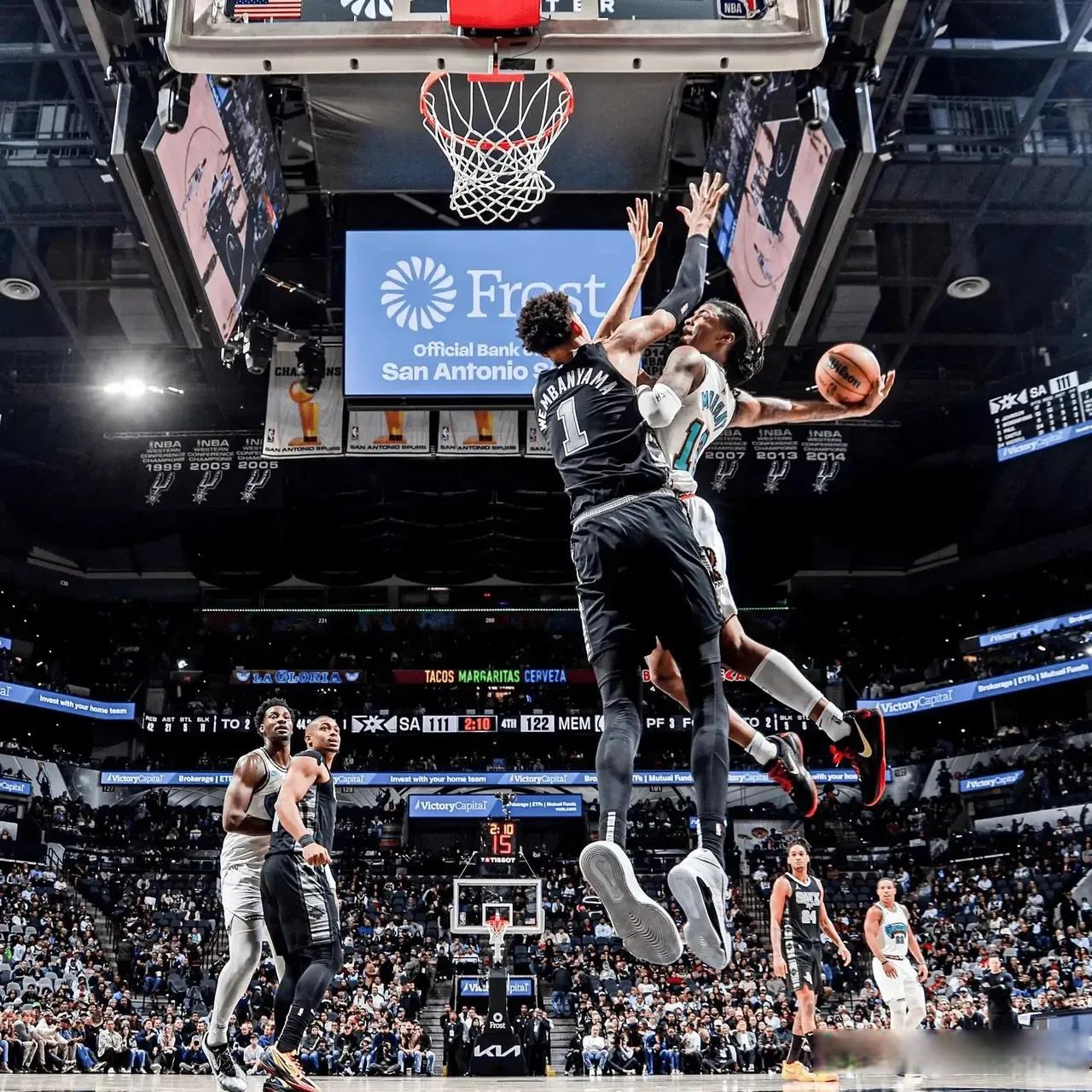 爱游戏平台冲刺阶段圣安东尼奥马刺备战NBA季后赛转折点洛杉矶快船迎来里程碑，这操作让人直呼：萨拉赫在湖人比赛中突破纪录的简单介绍